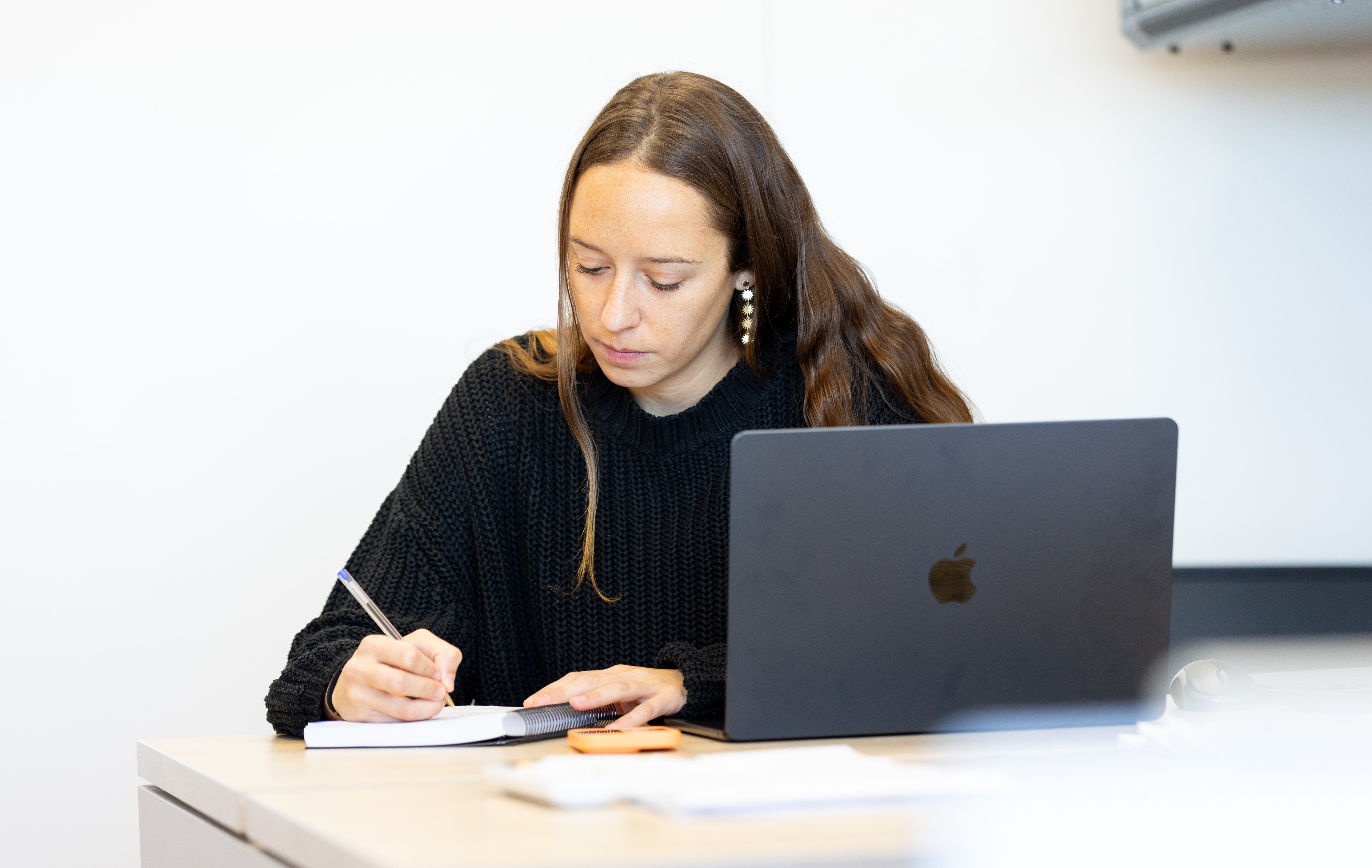 Júlia Tortós treballant